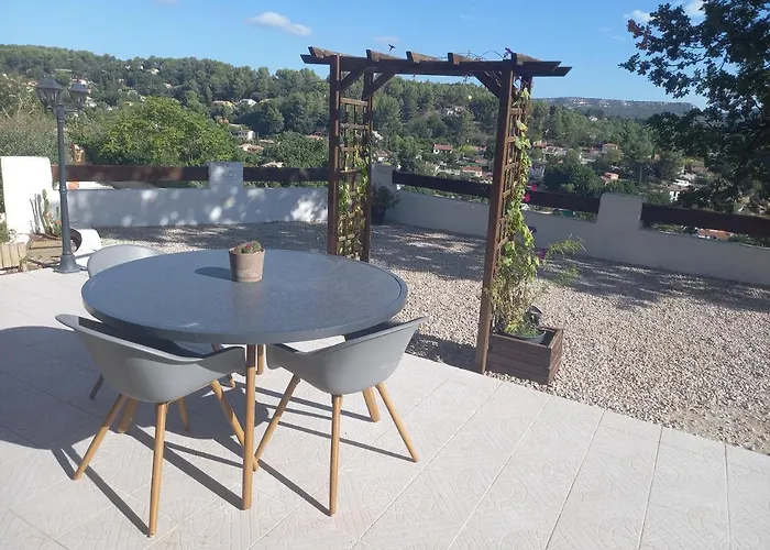 Vue Magnifique, Jardin Et Petit Cocon En Provence